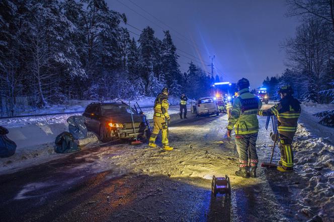 Buss och tv personbilar kolliderade p lnsvg 800 utanfr Sala