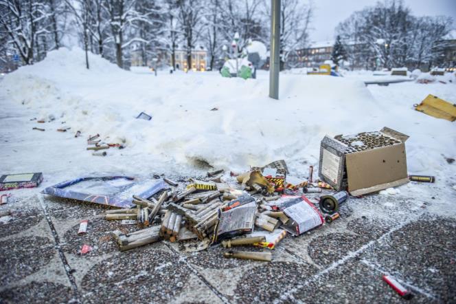 Polis beskts med raketer p Markustorget i Avesta