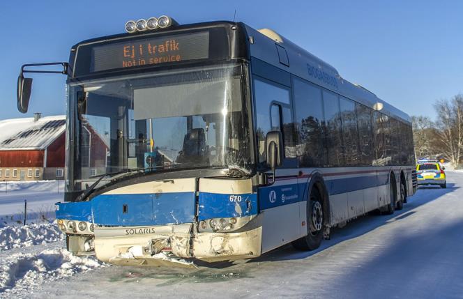 Buss och bil krockade i olycksdrabbad korsning i Mklinta