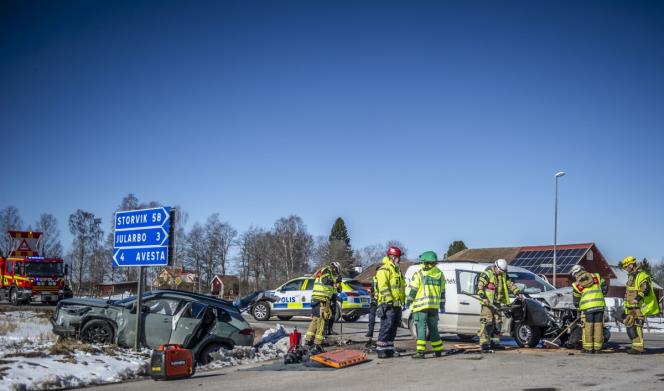 En fastklmd i olycka  kollision i korsning utanfr Avesta