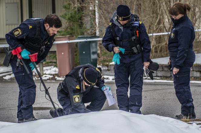 Knivbevpnad man skjuten av polis utanfr Vsters