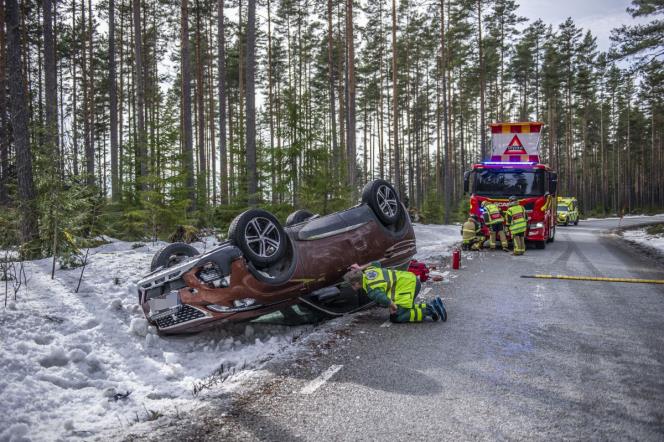 Personbil voltade av lnsvg 765 norr om Sala