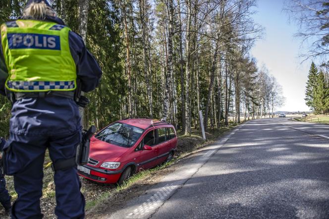 En till sjukhus efter singelolycka utanfr Hedemora