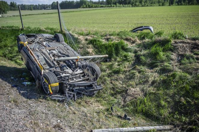 Tv� till sjukhus efter v�ldsam singelolycka