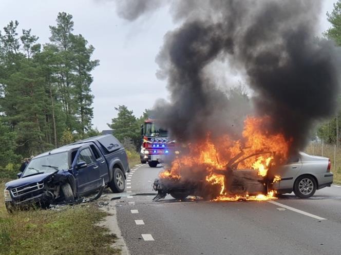 Kraftig bilbrand efter kollision mellan tv bilar