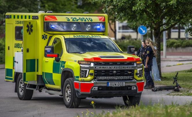 Pojke p sparkcykel pkrd i centrala Avesta