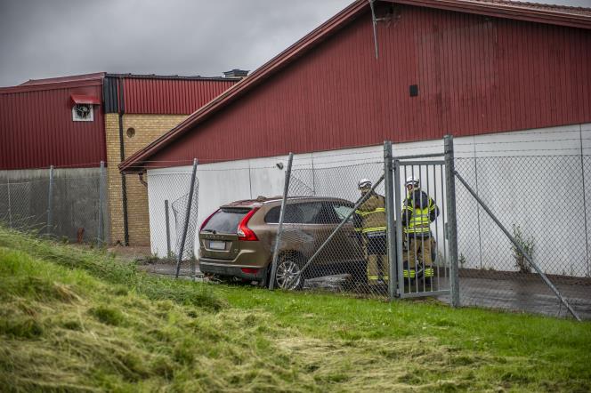 Personbil krt av parkering och nerfr en slt mot en byggnad i Hedemora