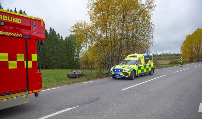 Taxibil krde av lnsvg 256 och ut p ker utanfr Norberg