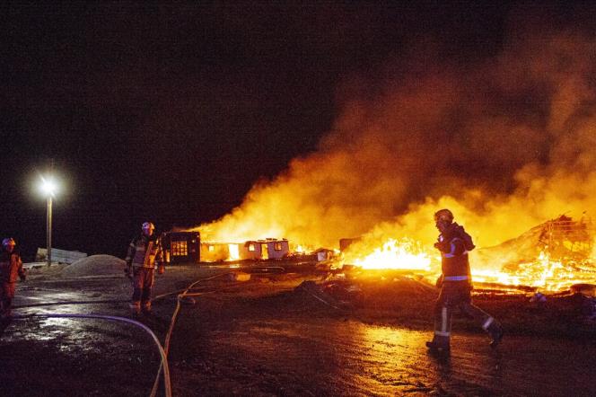 Stor lada totalfrstrd i brand utanfr Skultuna: Har rasat samman