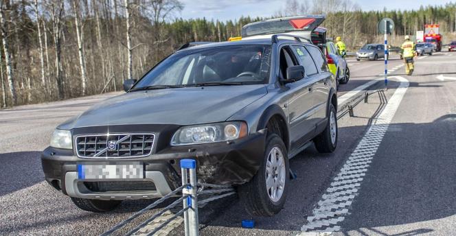 A traktor k�rde in i mittr�cket p� v�g 68