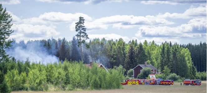 Kraftig brand utanf�r Sala � tv� hus och lada brann ner