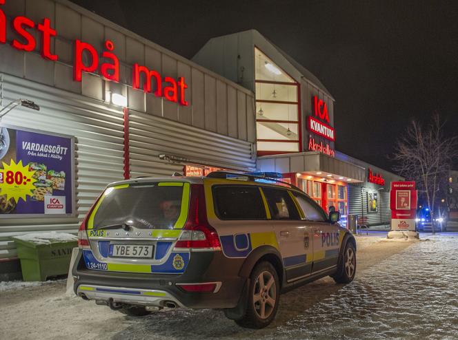 Man knivskuren i matbutik i Sala