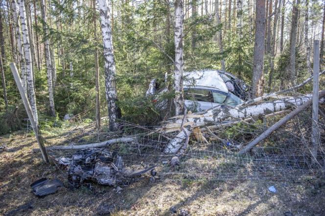 Man omkom efter kollision med träd på väg 68