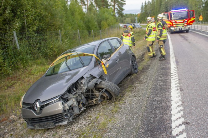 Personbil körde in i mitträcke på väg 68