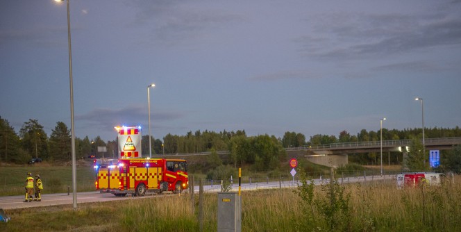 Minibuss körde genom viltstängsel på väg 70 – en till sjukhus
