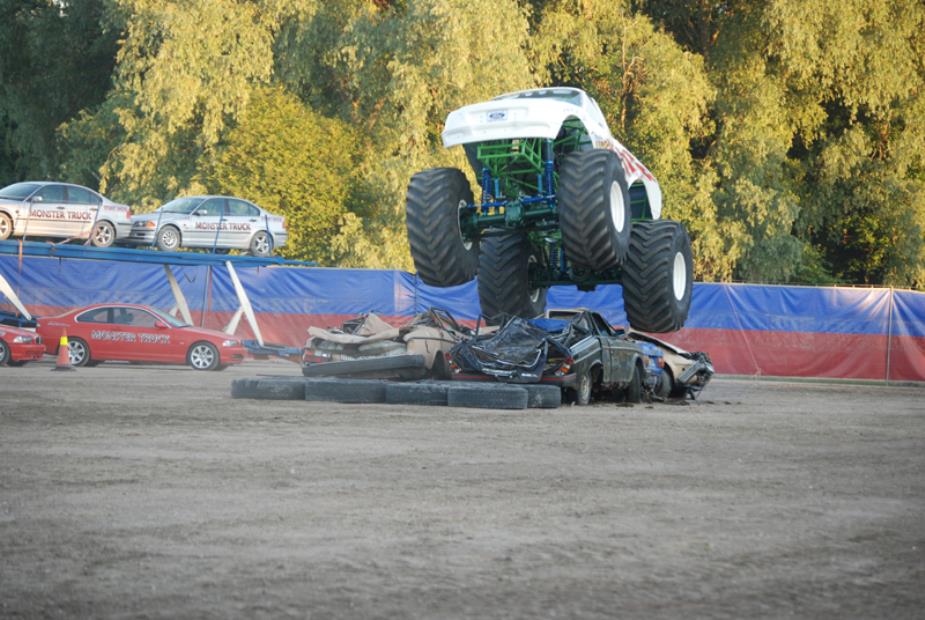 Monstertruck show vid Tessinskolan