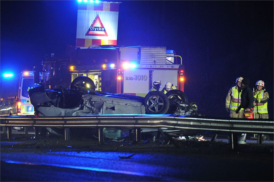 Bil voltade på E18 utanför Karlstad- två till sjukhus