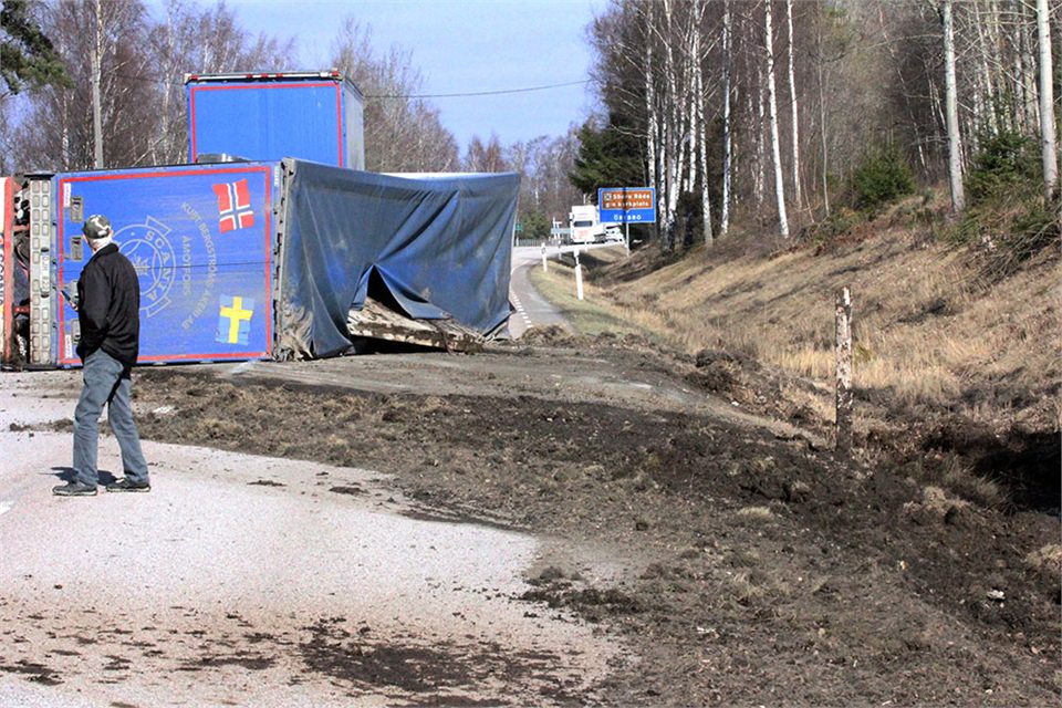 Lastbilssläp välte på riksväg 26 norr om Gullspång