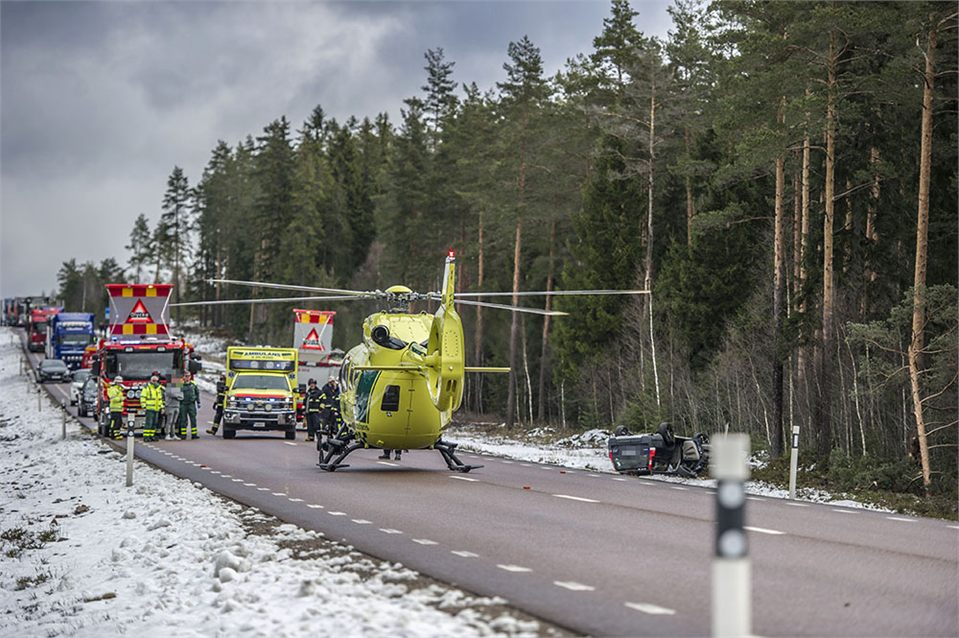 Bil voltade och fattade eld på rv 68 utanför Avesta