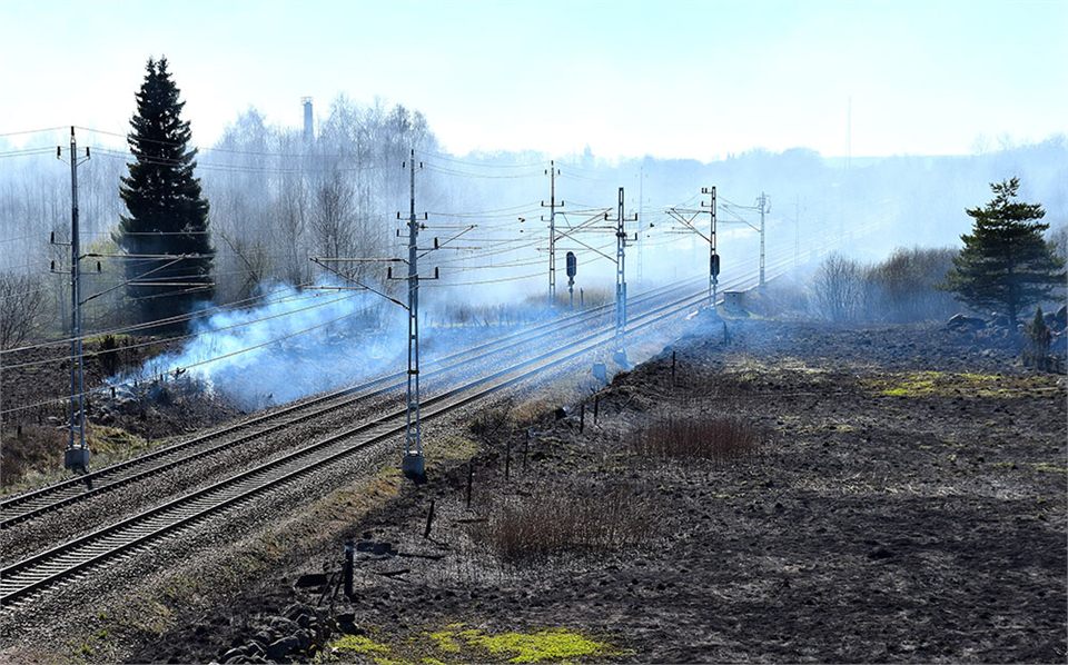 Omfattande gräsbrand stoppade tågtrafiken