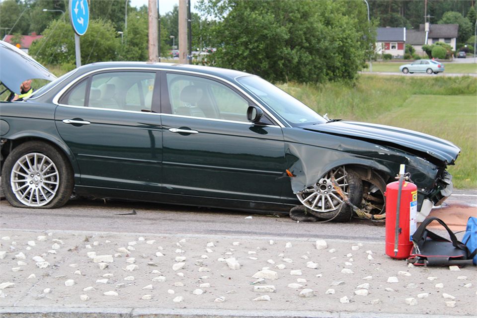 Bil körde genom rondell