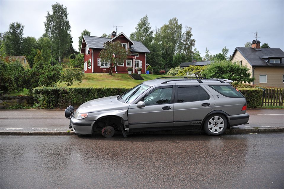 Bilist tappade framdäcket i Grums - förd till sjukhus