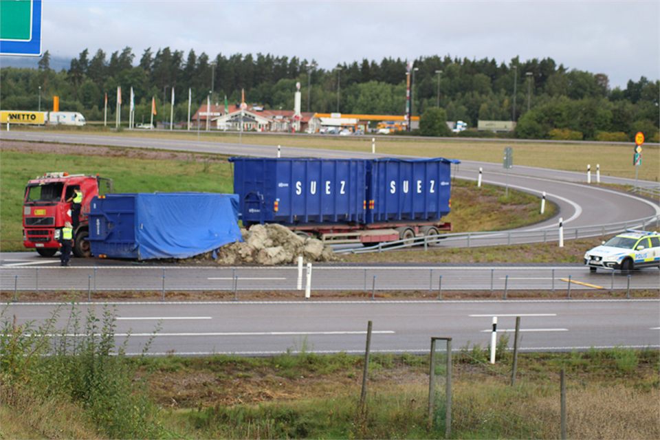 Lastbil välte på E20 i Götene
