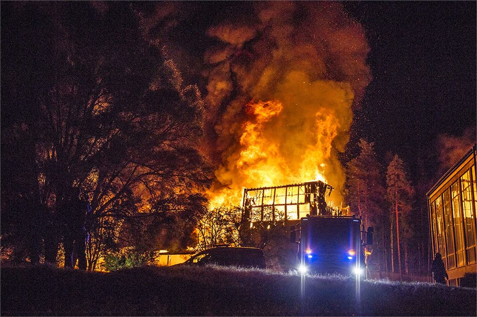 Kraftig brand på raggarklubb i Fagersta