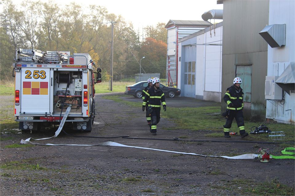Brand i industrilokal utanför Vara