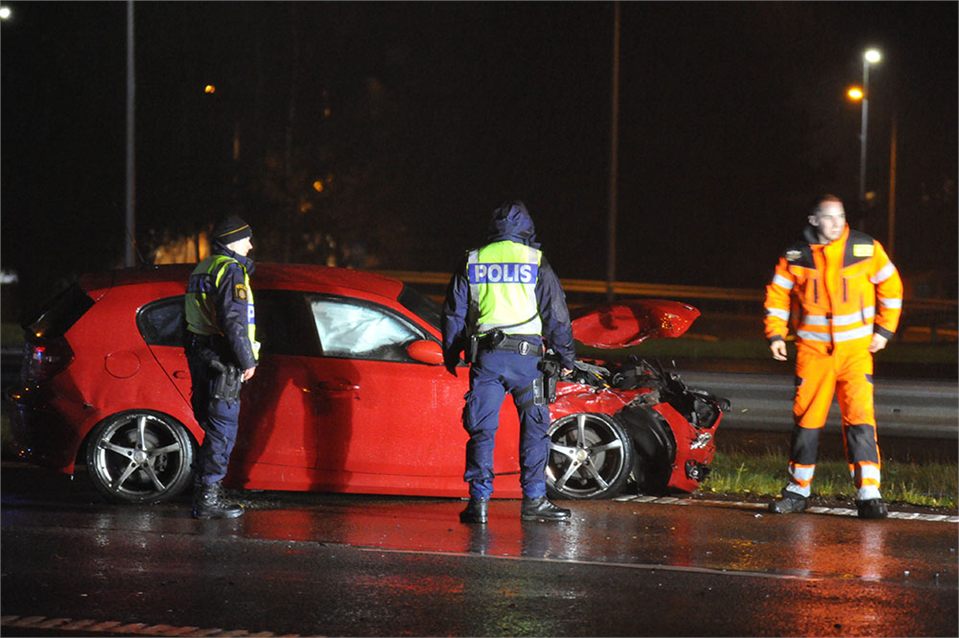 Lastbil och personbil i krock på E18 i Karlstad