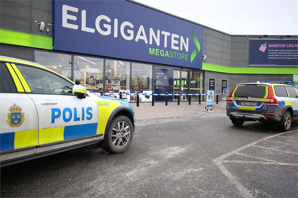 Tre gripna efter rån mot elgiganten i Järfälla