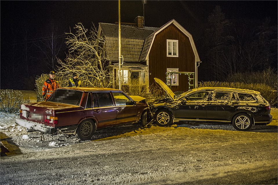 Två bilar i frontalkrock i Hedemora