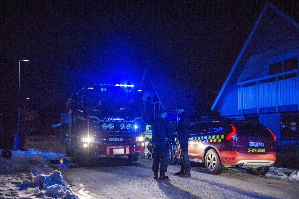Tre till sjukhus efter villabrand Sala