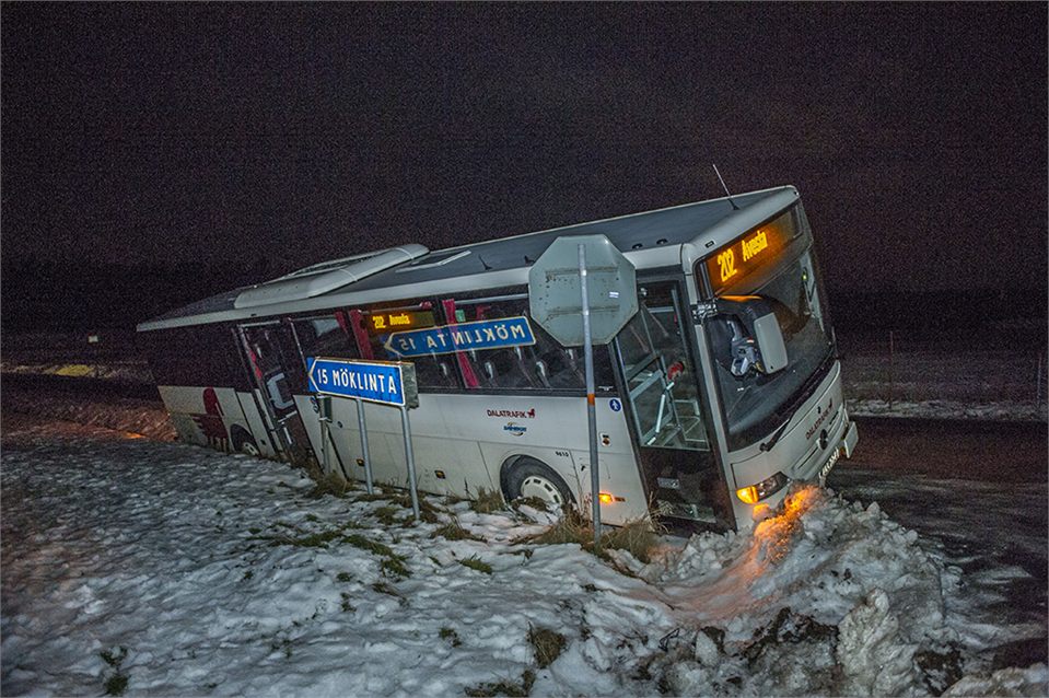 Buss körde av vägen utanför Avesta