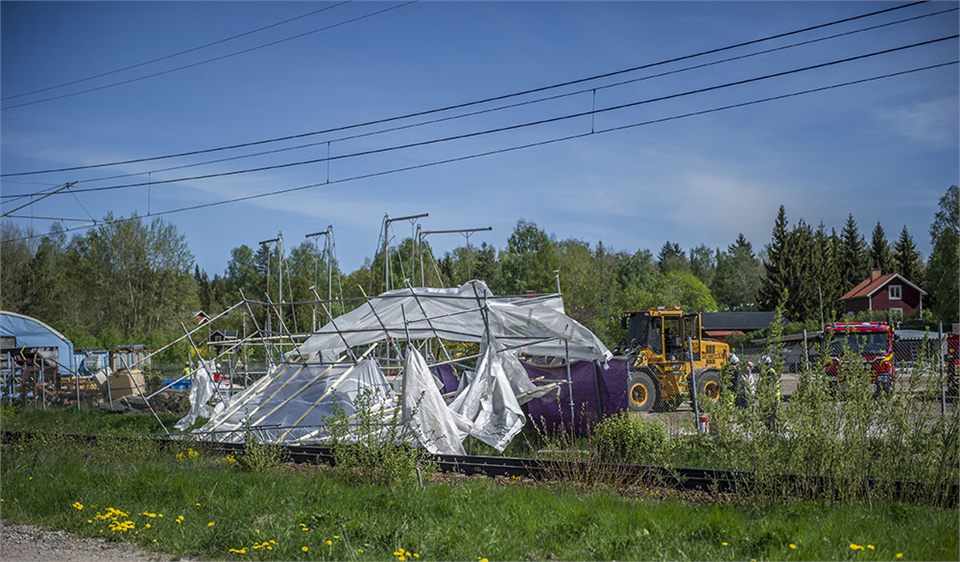 Byggställning har rasat och hamnat över tågspår