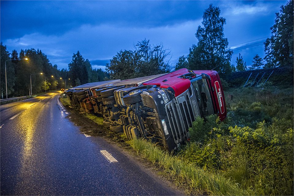 Lastbil välte på riksväg 50