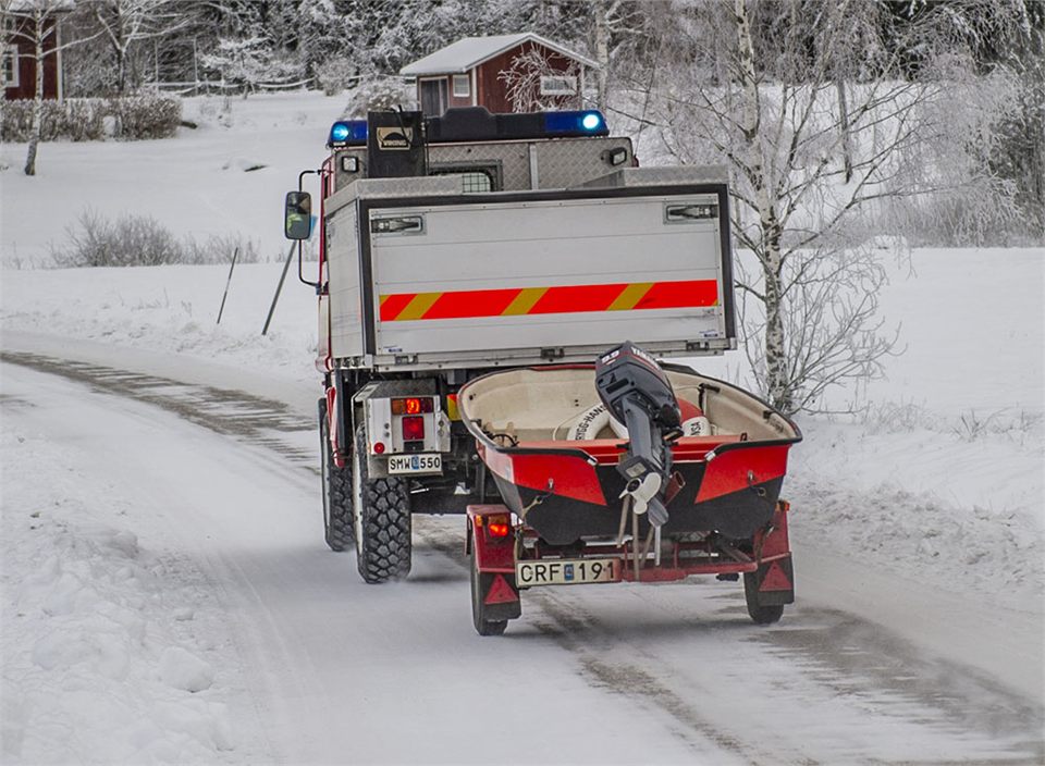 Man gick genom isen – fördes till sjukhus i ambulans